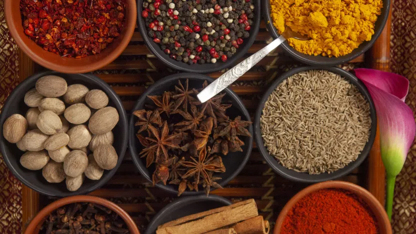 八角やクミンなど薬膳スパイスの盛り付け