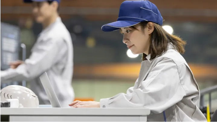 早稲田製薬の製造拠点で品質を確認するスタッフ