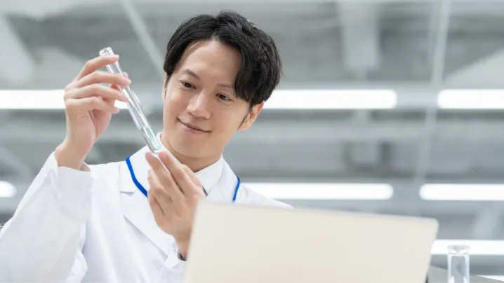 日本製医薬品の品質確認を行う早稲田製薬の研究スタッフ
