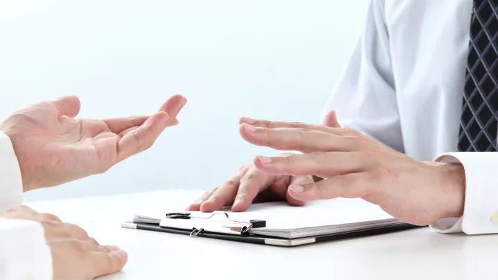 医薬品の生産体制や新しい取り組みについて打ち合わせを行う早稲田製薬の社員